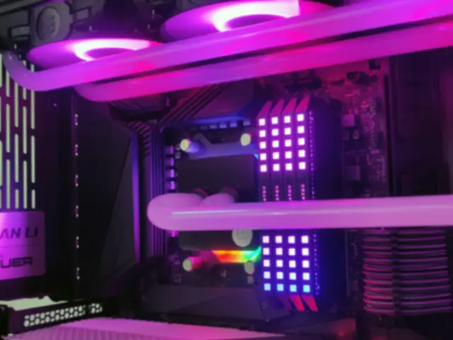 Barrettes de mémoire RGB et watercooling dans un PC monté sur mesure