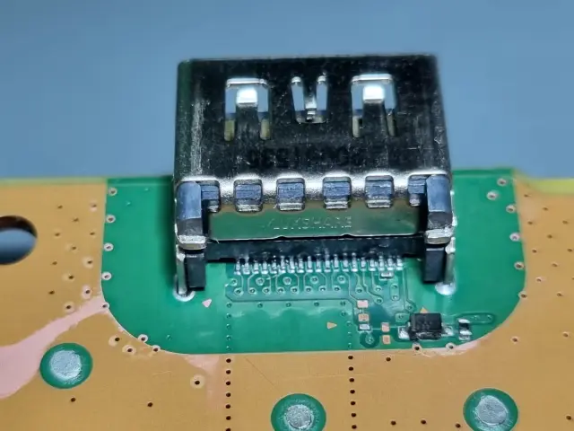Connecteur HDMI de PlayStation 5 neuf soudé sur la carte mère