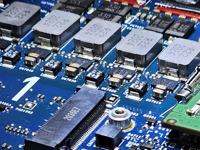 Carte mère de PC portable : zone d’alimentation