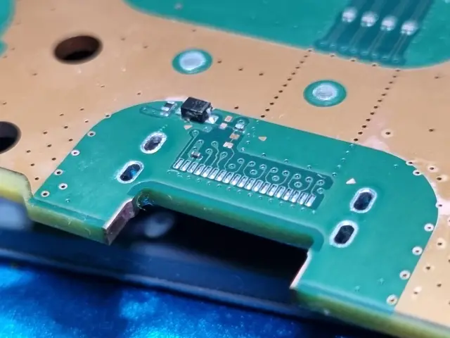 Pastilles du port HDMI d’une PS5 préparées avant soudure