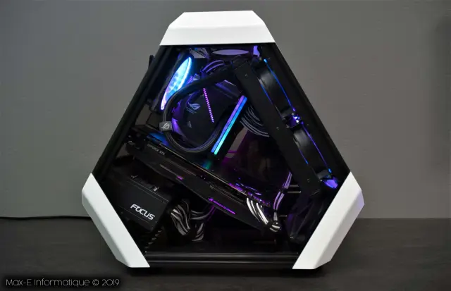PC gamer ROG au boîtier triangulaire monté par Max-E Informatique