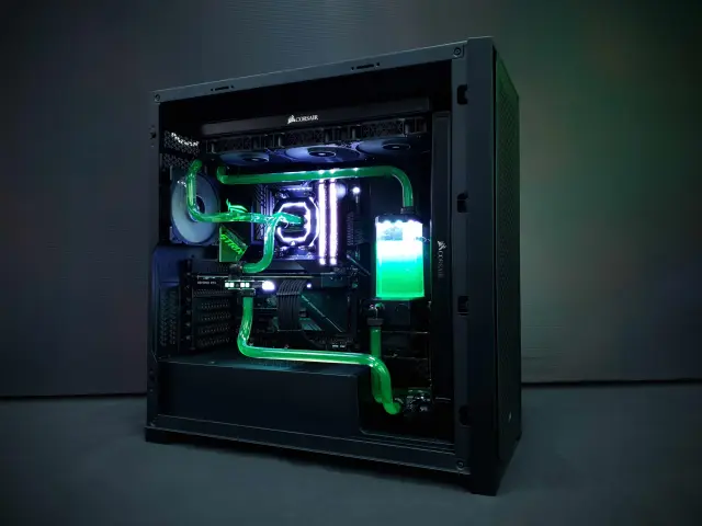 PC sur mesure en boîtier Corsair 5000D avec watercooling custom